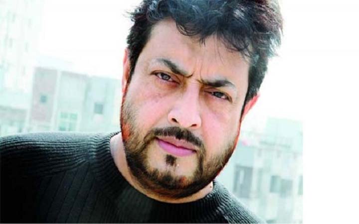 হাওয়া সিনেমা দেখার অপেক্ষায় ওমর সানী